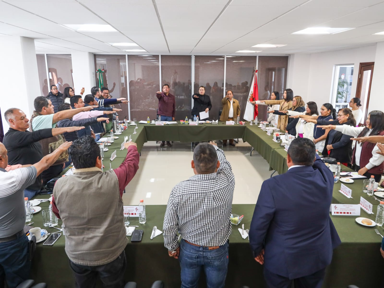 Rinden protesta ante Cabildo de Chiautempan, presidentes de comunidad electos por usos y costumbres
